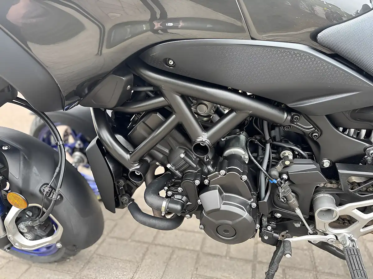 Used 2020 Yamaha Niken Grey - Interior and Exterior details 15
