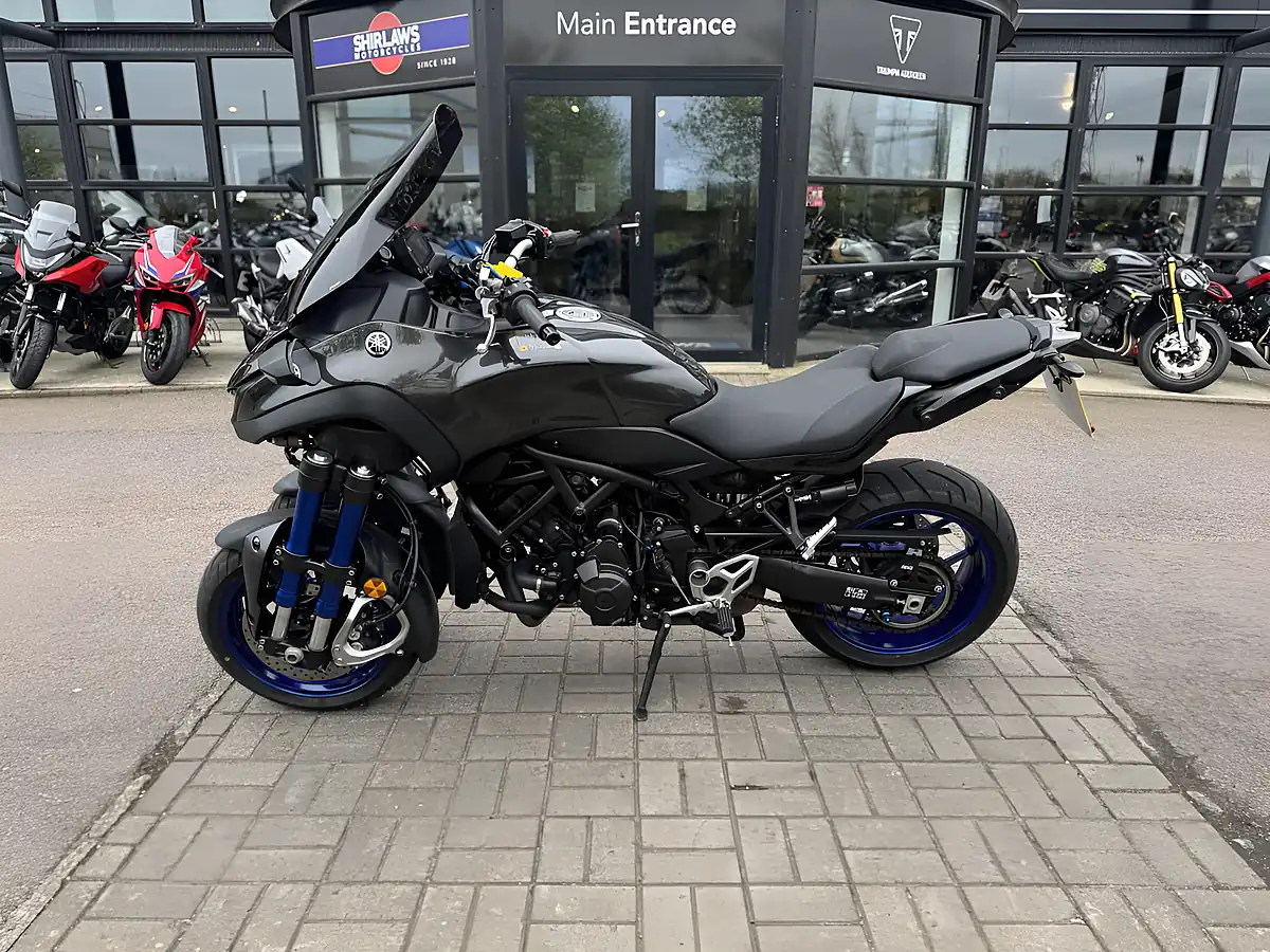 Used 2020 Yamaha Niken Grey - Interior and Exterior details 6