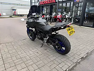 Used 2020 Yamaha Niken Grey - Interior and Exterior details 7