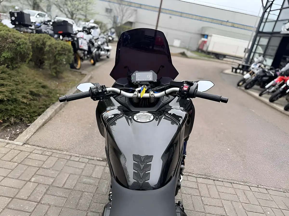 Used 2020 Yamaha Niken Grey - Interior and Exterior details 9
