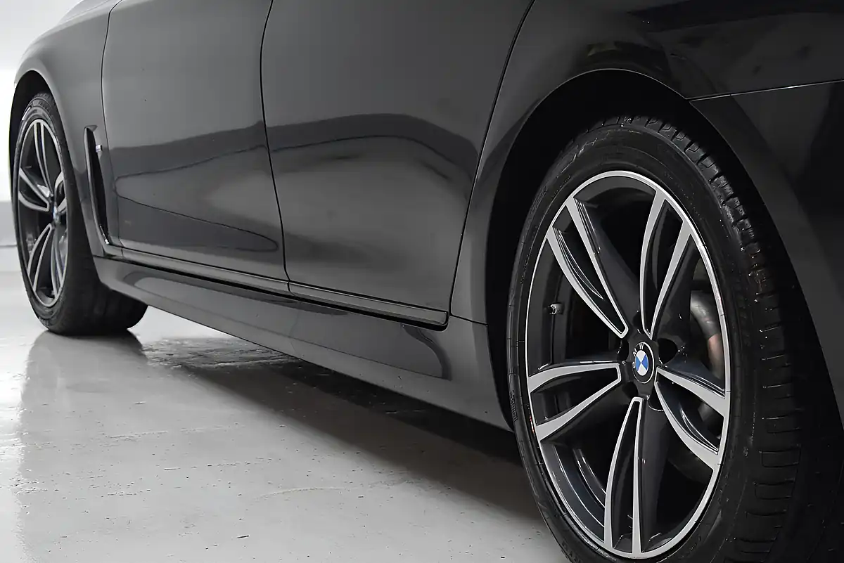 Used 2021 BMW 7 Series M Sport Black Sapphire Metallic Paint - Interior and Exterior details 12