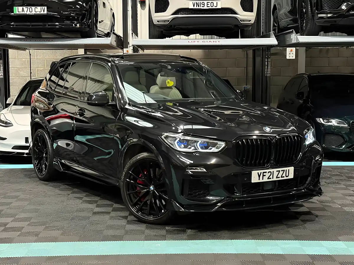 Used 2021 BMW X5 M Sport Black - Front View