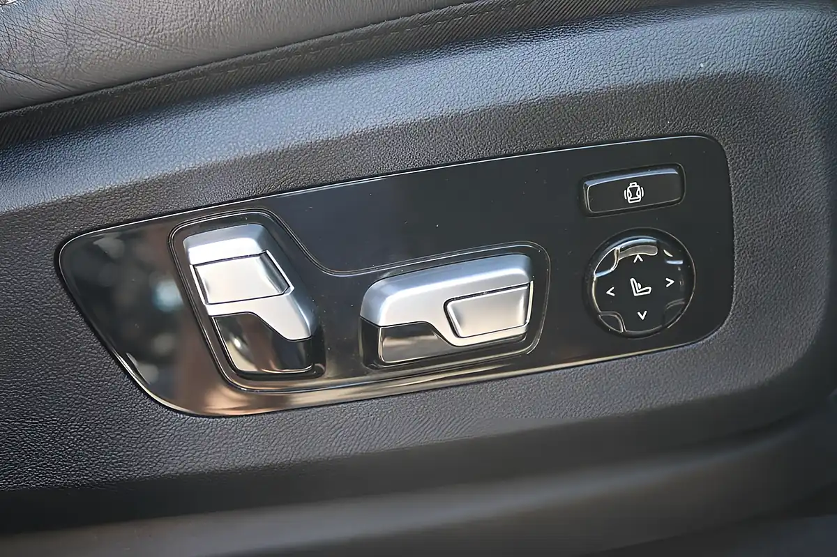 Used 2021 BMW X6 M50i Carbon Black - Interior and Exterior details 17
