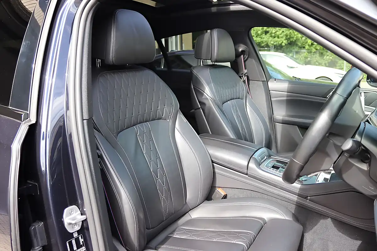 Used 2021 BMW X6 M50i Carbon Black - Interior and Exterior details 4