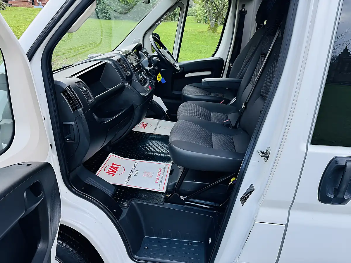 Used 2021 Citroen Relay Enterprise White - Interior and Exterior details 8