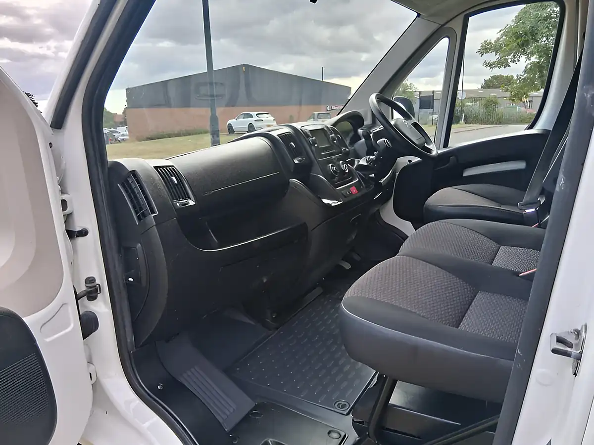 Used 2021 Citroen Relay Enterprise White - Interior and Exterior details 11