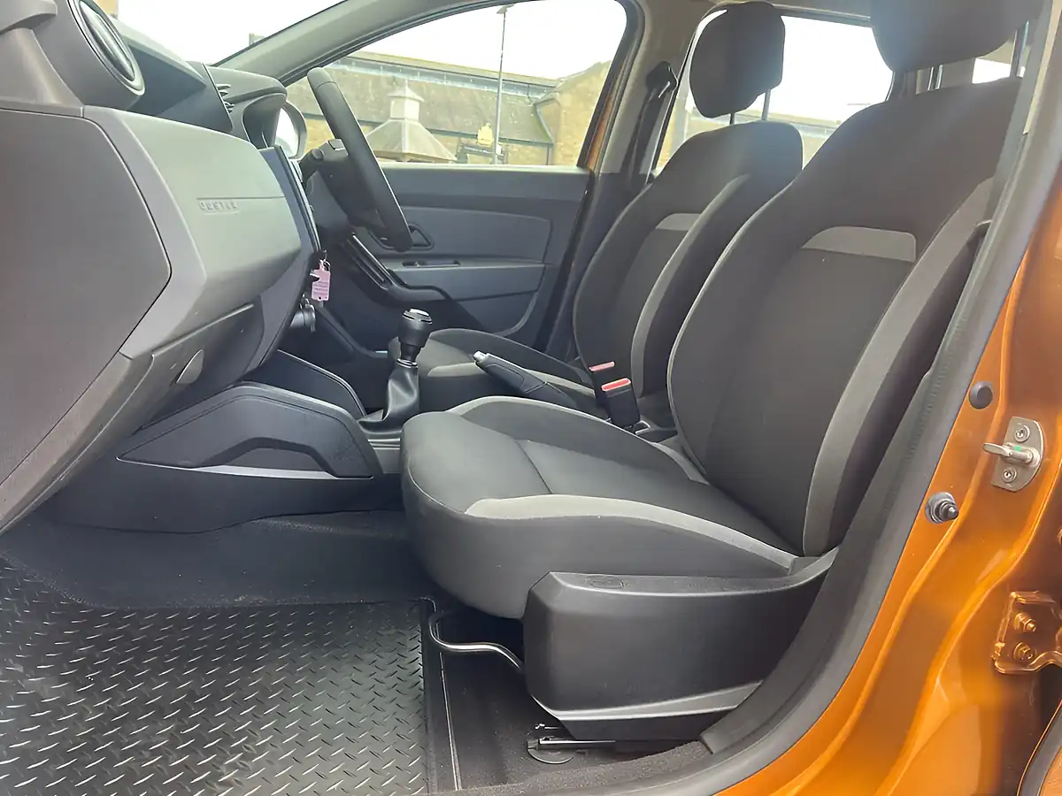 Used 2021 Dacia Duster Essential Orange - Interior and Exterior details 9