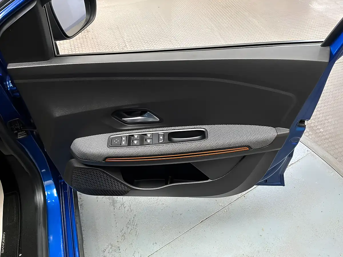Used 2021 Dacia Sandero Stepway Prestige Blue - Interior and Exterior details 15