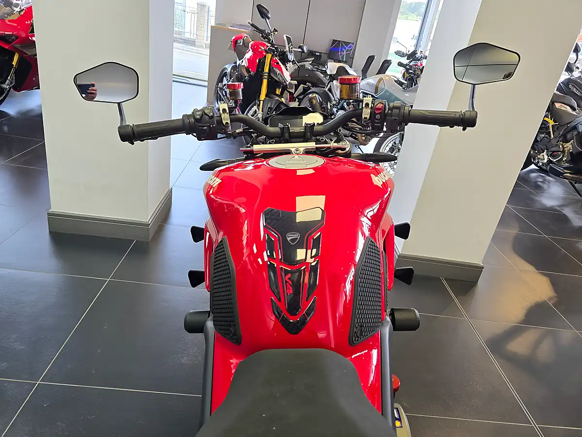 Used 2021 Ducati Streetfighter V4 S Red - Interior and Exterior details 14