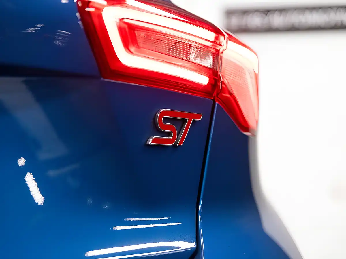 Used 2021 Ford Focus ST Blue - Interior and Exterior details 17