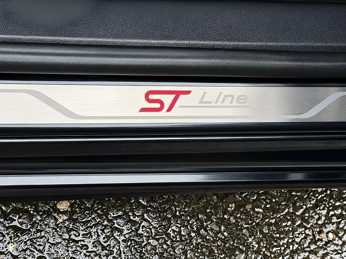 Used 2021 Ford Focus ST-Line Black - Interior and Exterior details 16