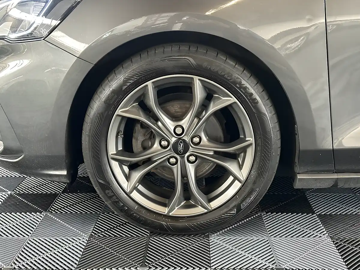 Used 2021 Ford Focus ST-Line Grey - Interior and Exterior details 9