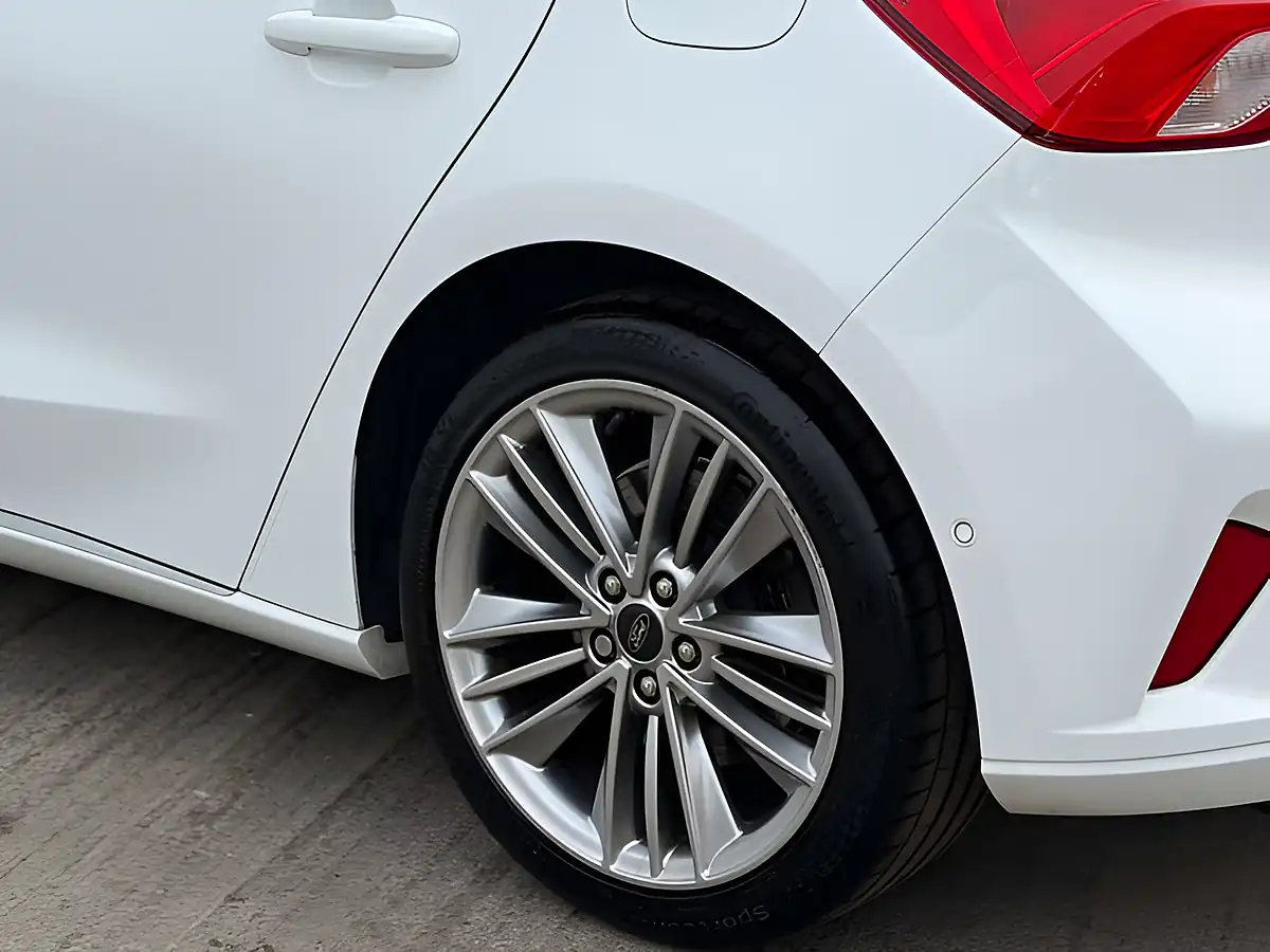 Used 2021 Ford Focus Vignale Frozen White - Interior and Exterior details 17