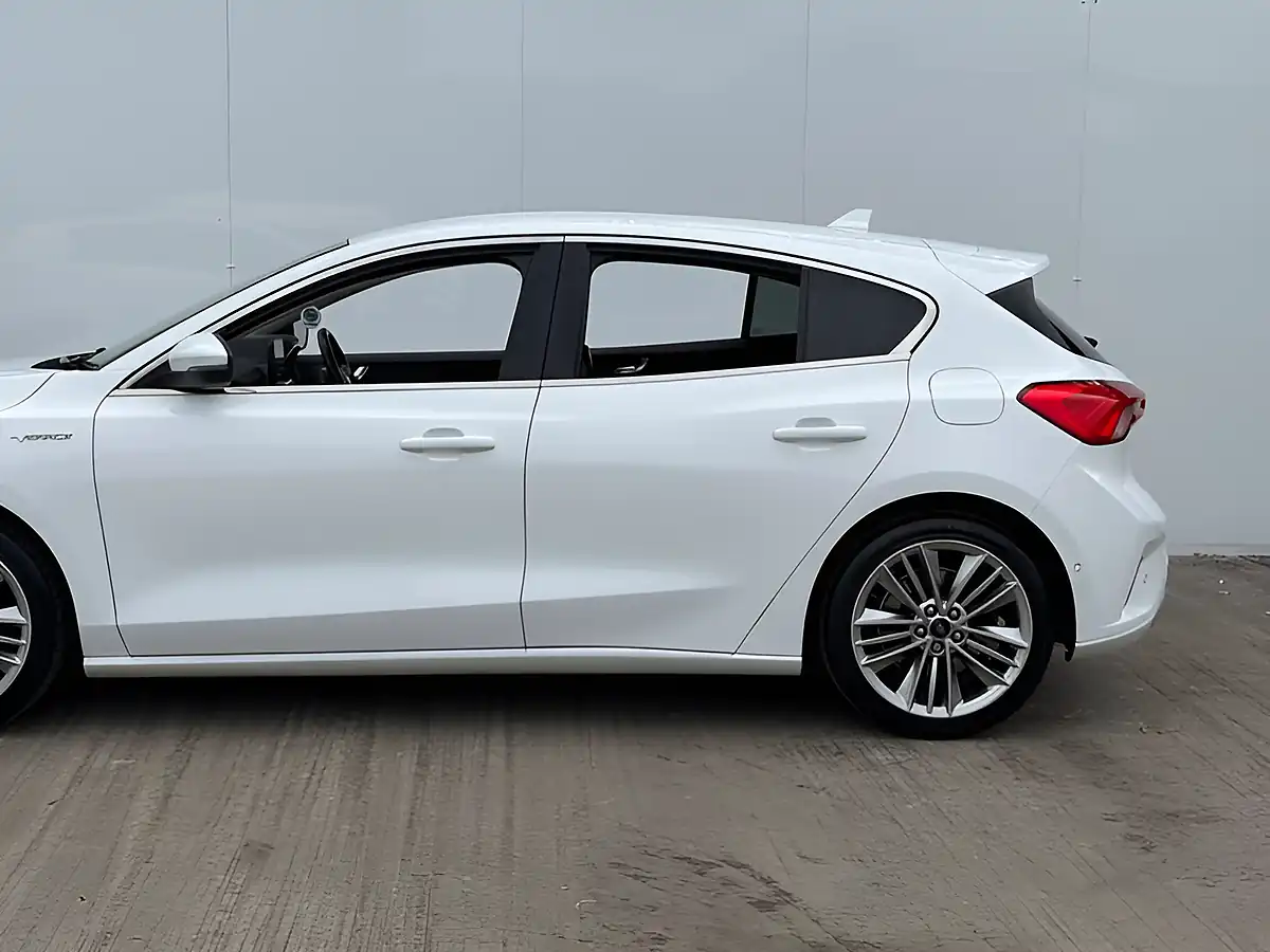 Used 2021 Ford Focus Vignale Frozen White - Interior and Exterior details 18