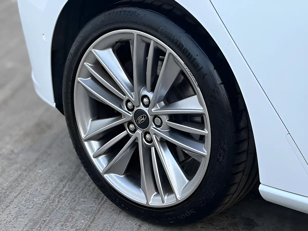Used 2021 Ford Focus Vignale Frozen White - Interior and Exterior details 7
