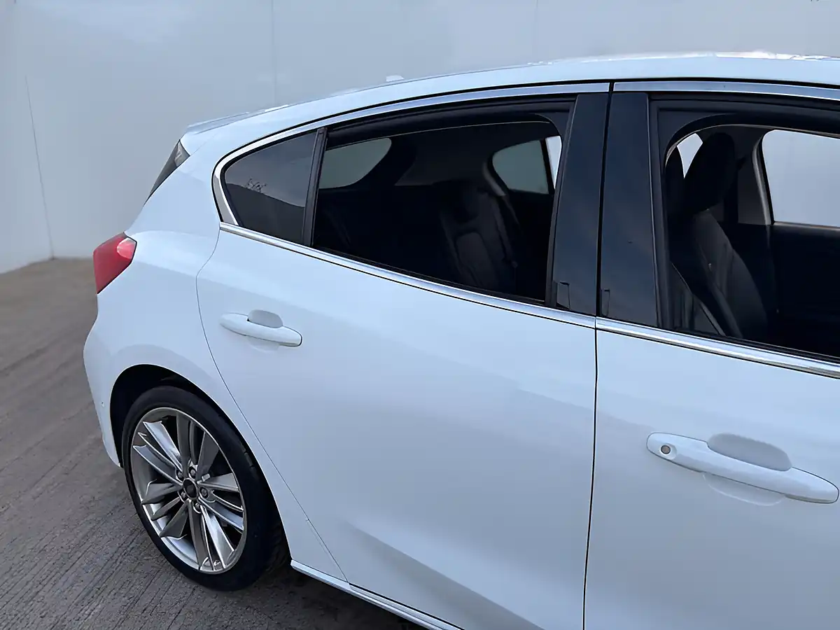 Used 2021 Ford Focus Vignale Frozen White - Interior and Exterior details 8