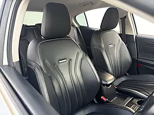 Used 2021 Ford Focus Vignale Frozen White - Interior and Exterior details 9
