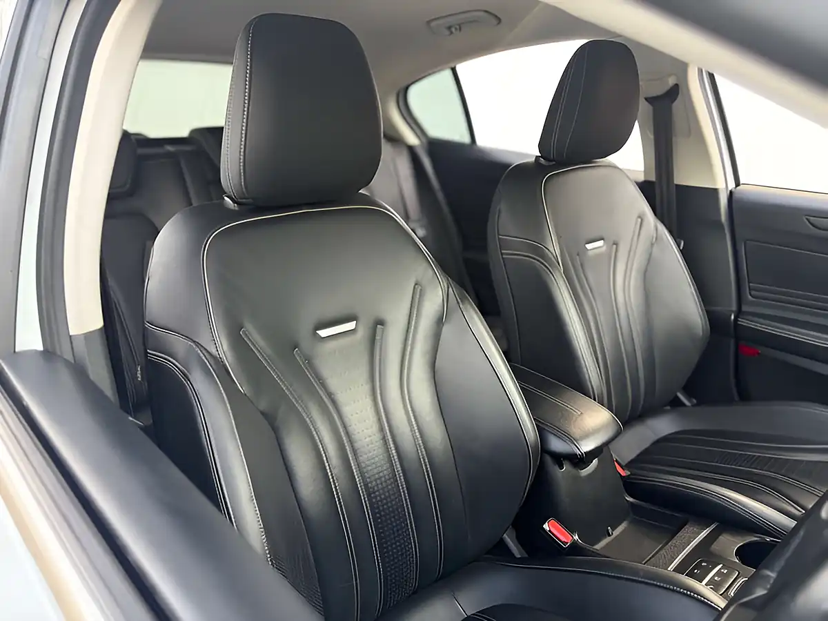 Used 2021 Ford Focus Vignale Frozen White - Interior and Exterior details 9
