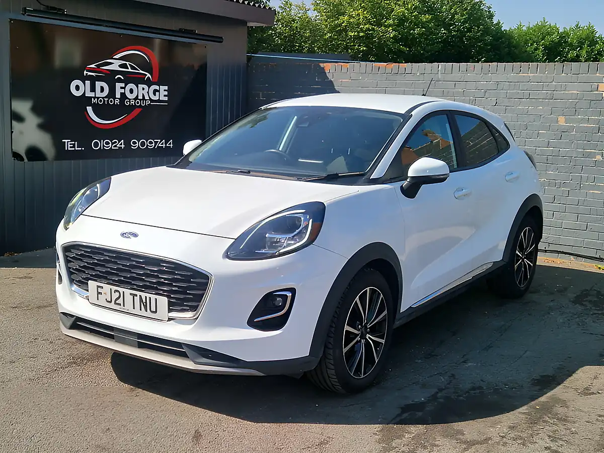 Used 2021 Ford Puma Titanium White - Front View