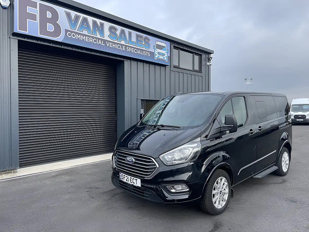 Used 2021 Ford Tourneo Custom Independence RS 5 Crew Van Black - Front View