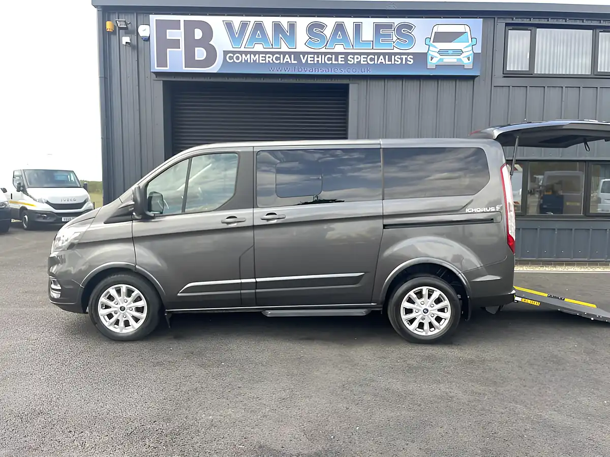 Used 2021 Ford Tourneo Custom Titanium Grey - Front View