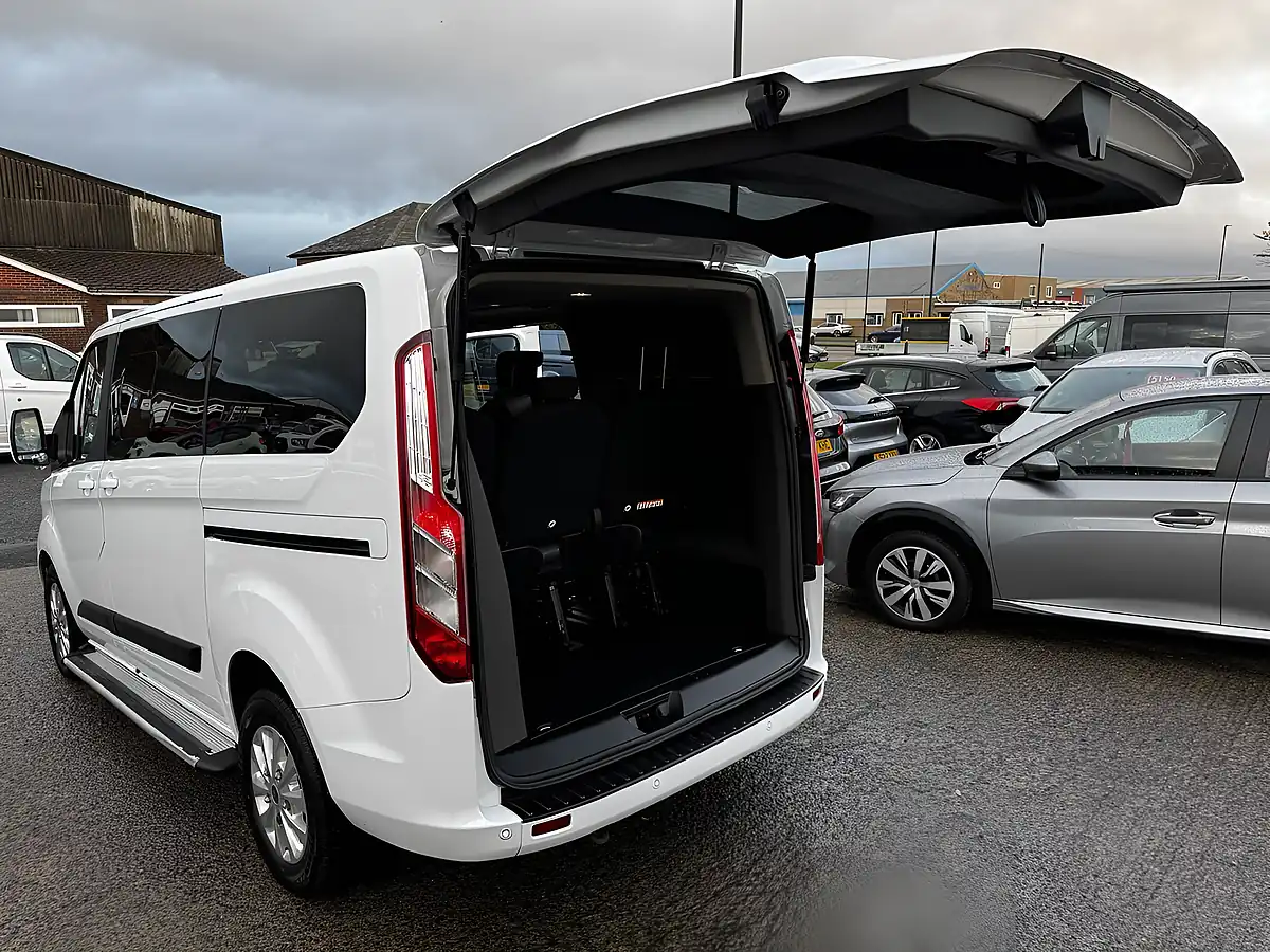 Used 2021 Ford Tourneo Custom Zetec Frozen White - Interior and Exterior details 15