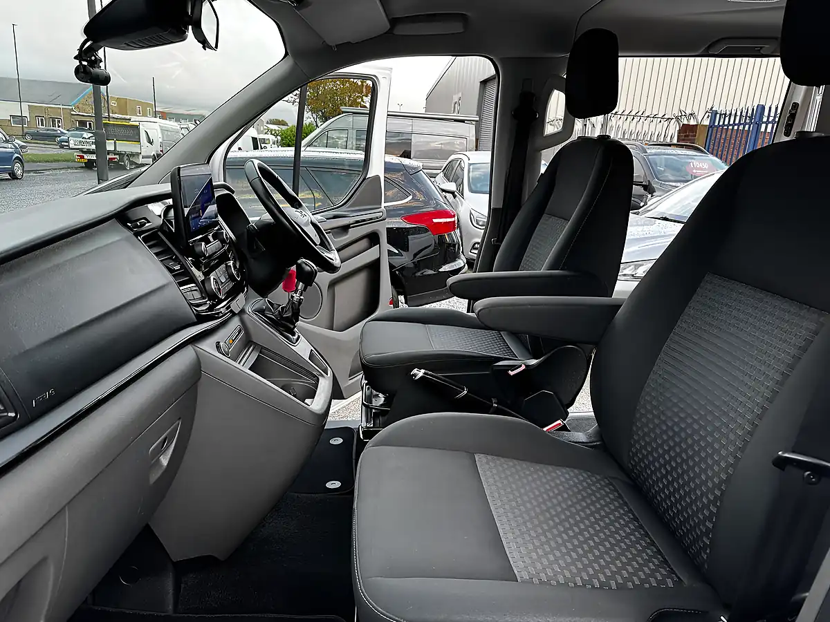 Used 2021 Ford Tourneo Custom Zetec Frozen White - Interior and Exterior details 7