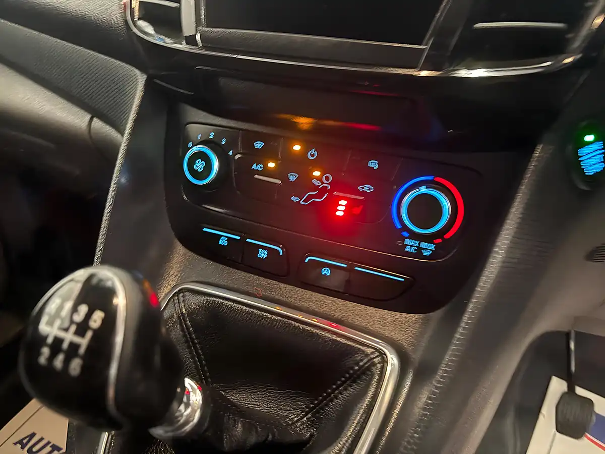 Used 2021 Ford Transit Connect Limited L2 Red - Interior and Exterior details 14