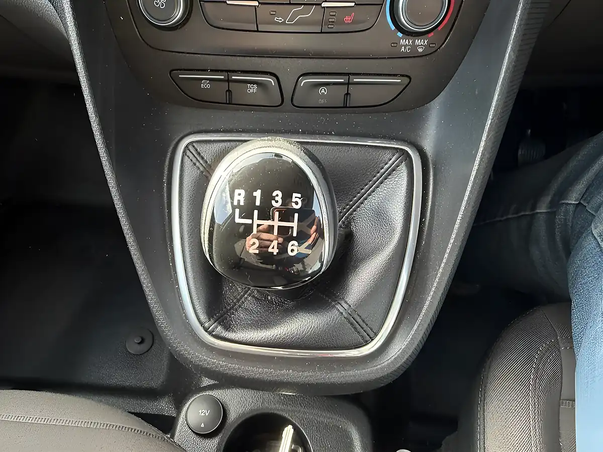 Used 2021 Ford Transit Connect Limited White - Interior and Exterior details 17