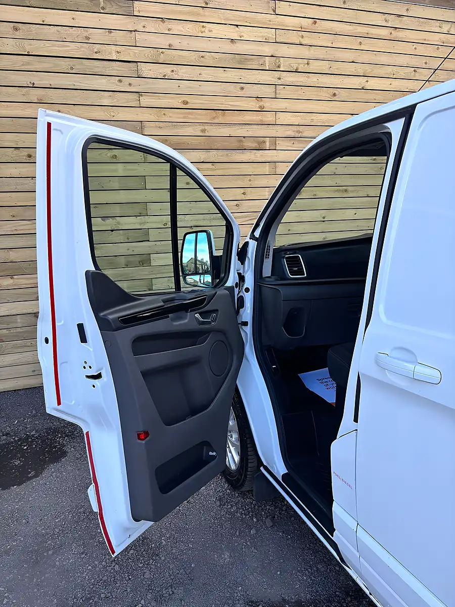 Used 2021 Ford Transit Custom Limited Frozen White - Interior and Exterior details 17