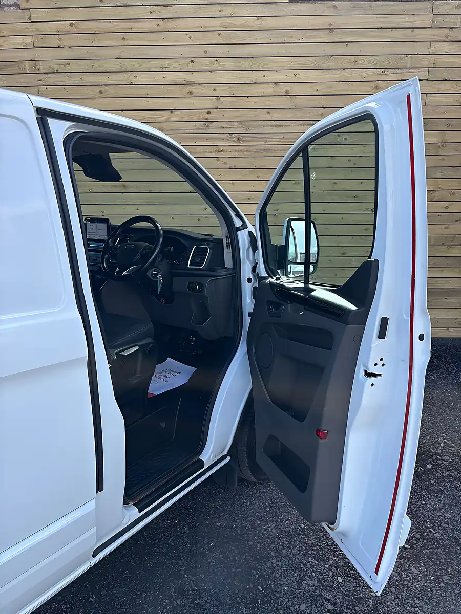 Used 2021 Ford Transit Custom Limited Frozen White - Interior and Exterior details 9