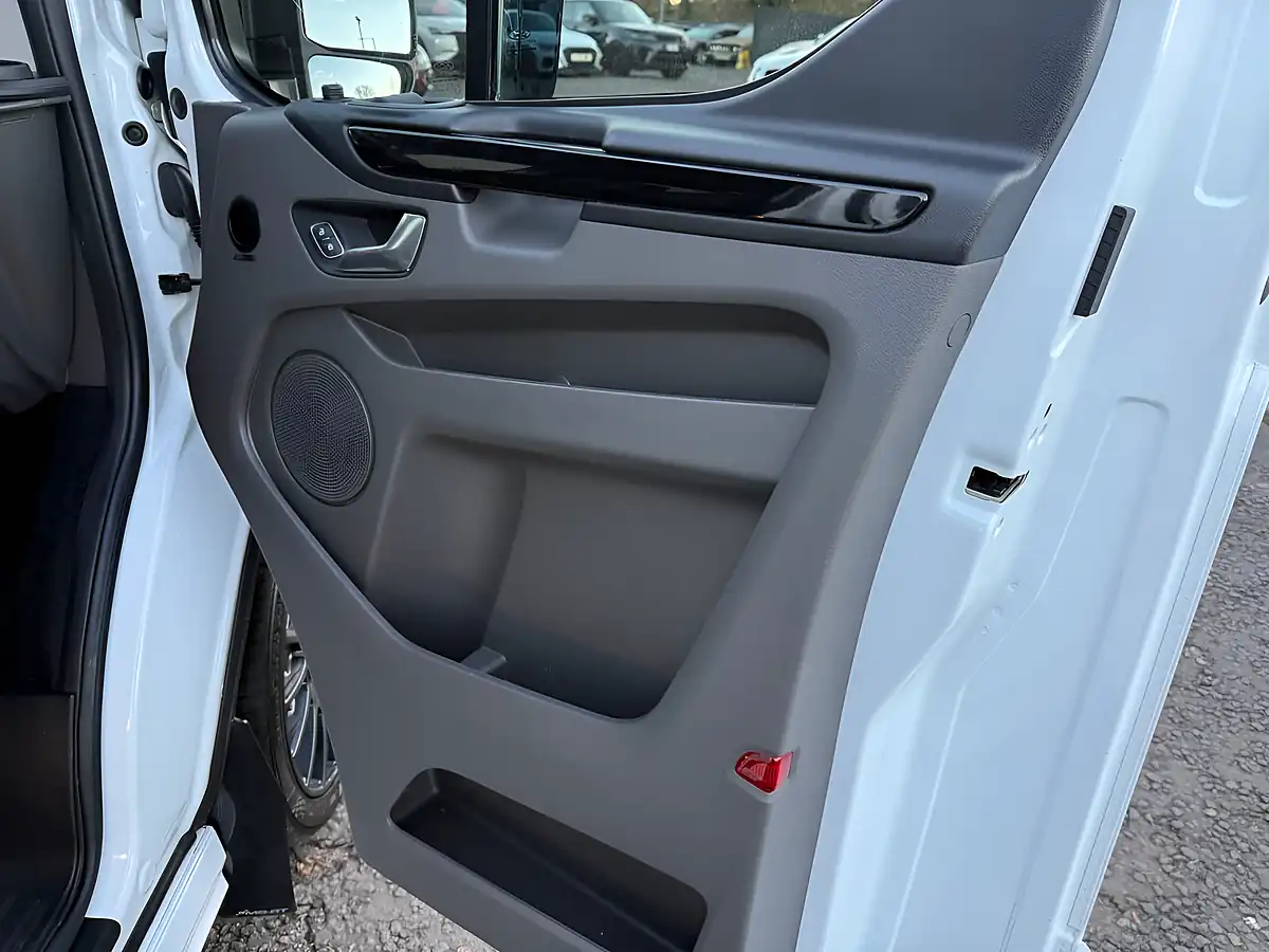 Used 2021 Ford Transit Custom Limited Ms-Rt White - Interior and Exterior details 17