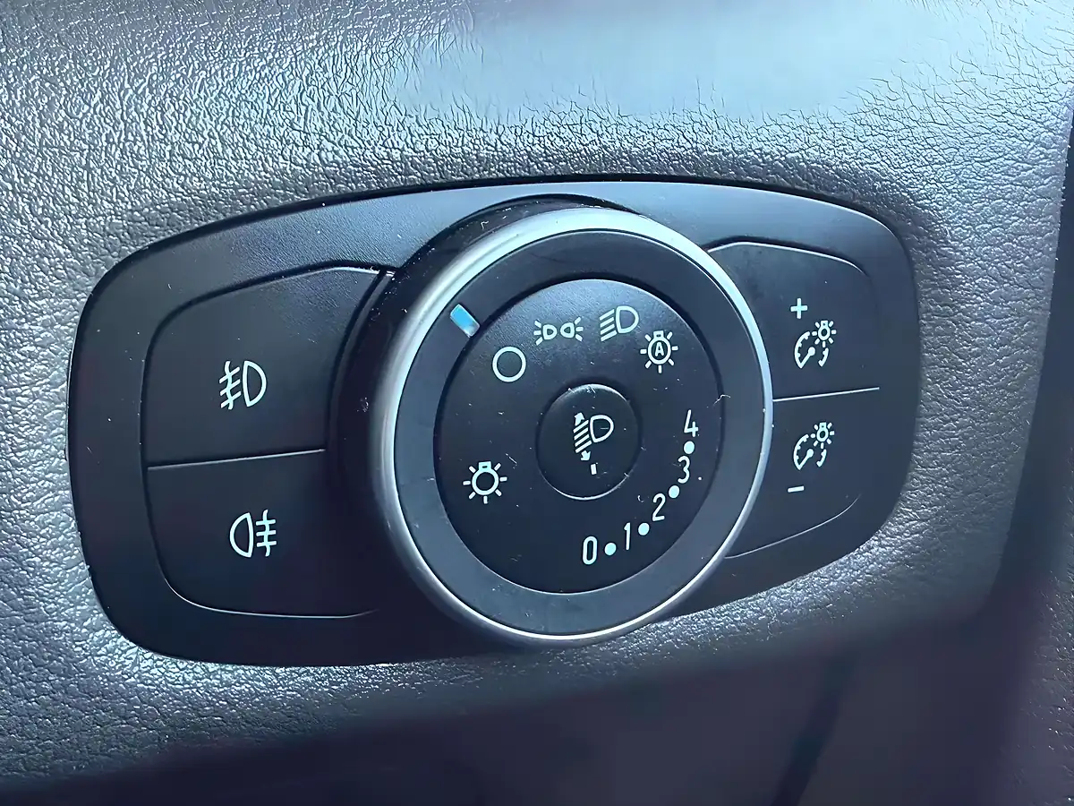 Used 2021 Ford Transit Custom Trend White - Interior and Exterior details 14