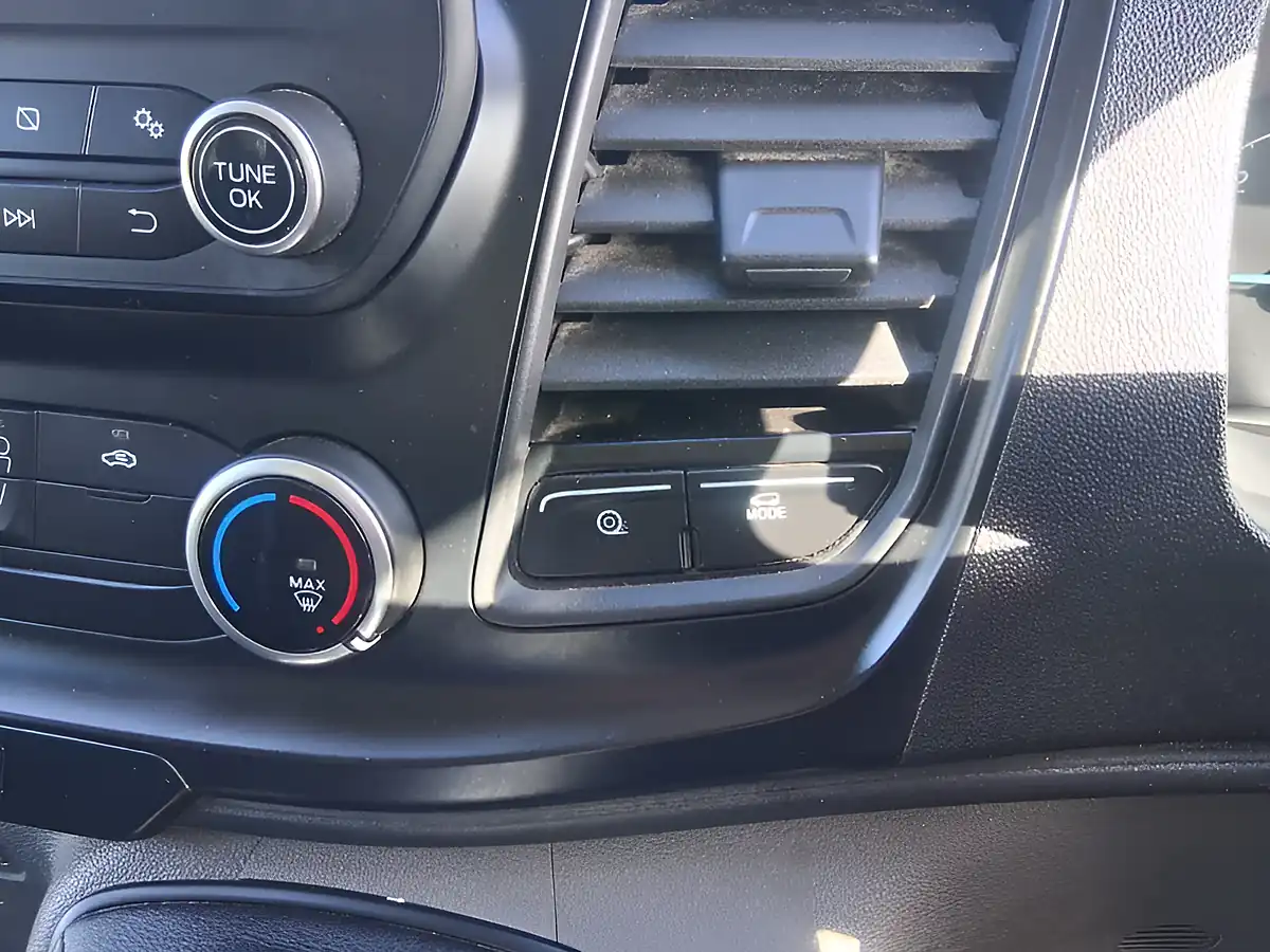 Used 2021 Ford Transit Luton White - Interior and Exterior details 16