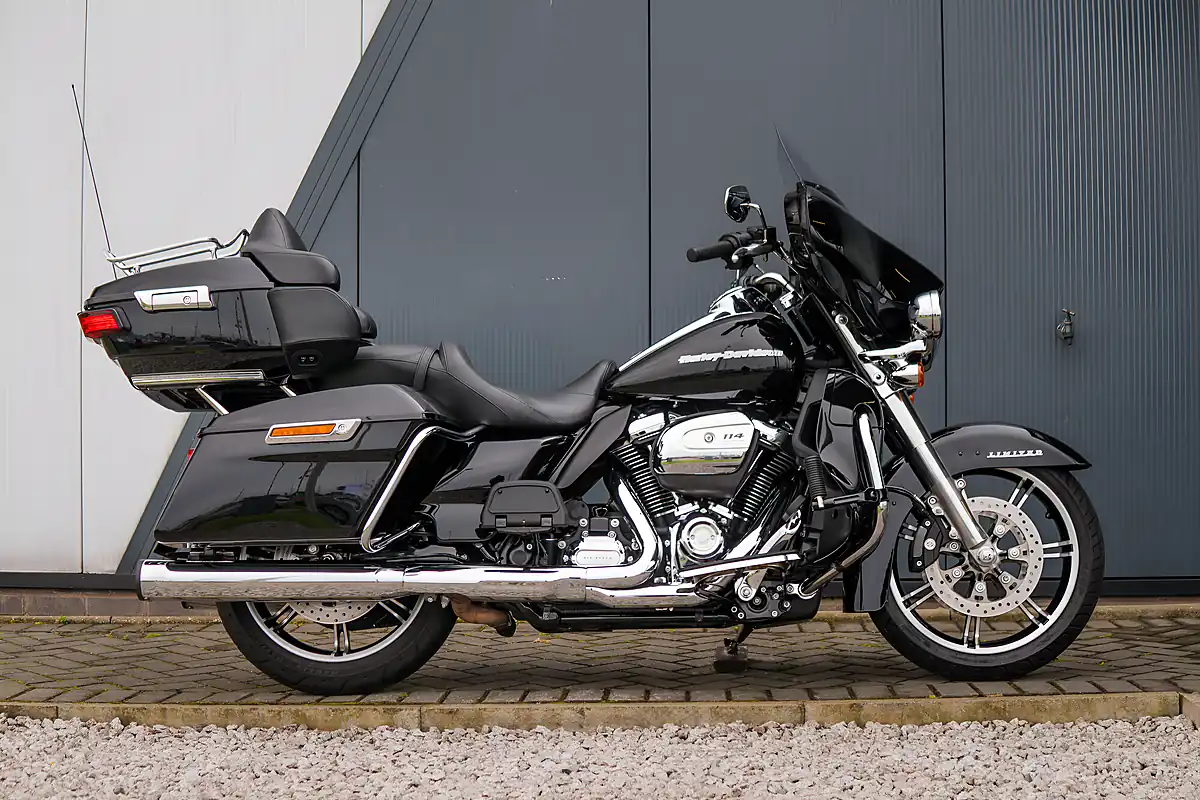 Used 2021 Harley-Davidson Electra Glide Ultra Limited Vivid Black - Interior and Exterior details 4