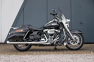 Used 2021 Harley-Davidson Road King Standard Vivid Black - Interior and Exterior details 4