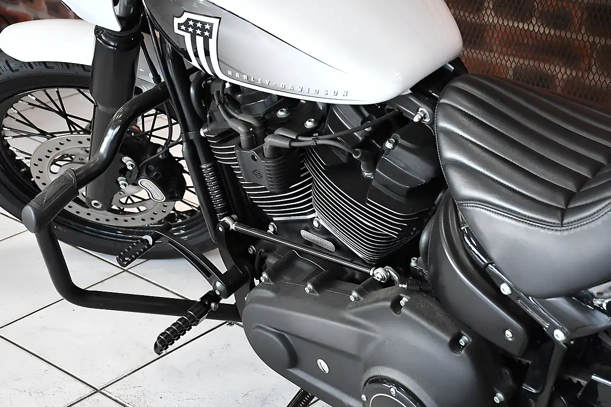 Used 2021 Harley-Davidson Softail Fxbbs Street Bob White - Interior and Exterior details 10