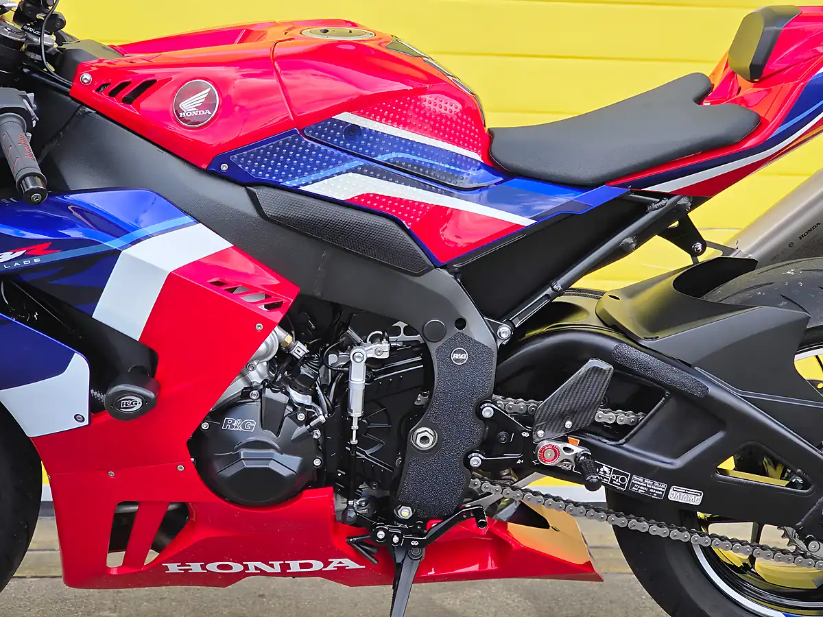 Used 2021 Honda CBR1000RR-R Fireblade Red - Interior and Exterior details 15