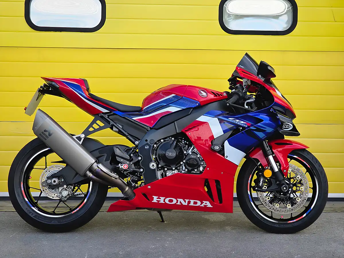 Used 2021 Honda CBR1000RR-R Fireblade Red - Interior and Exterior details 2