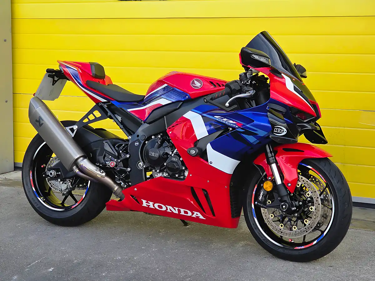 Used 2021 Honda CBR1000RR-R Fireblade Red - Interior and Exterior details 3