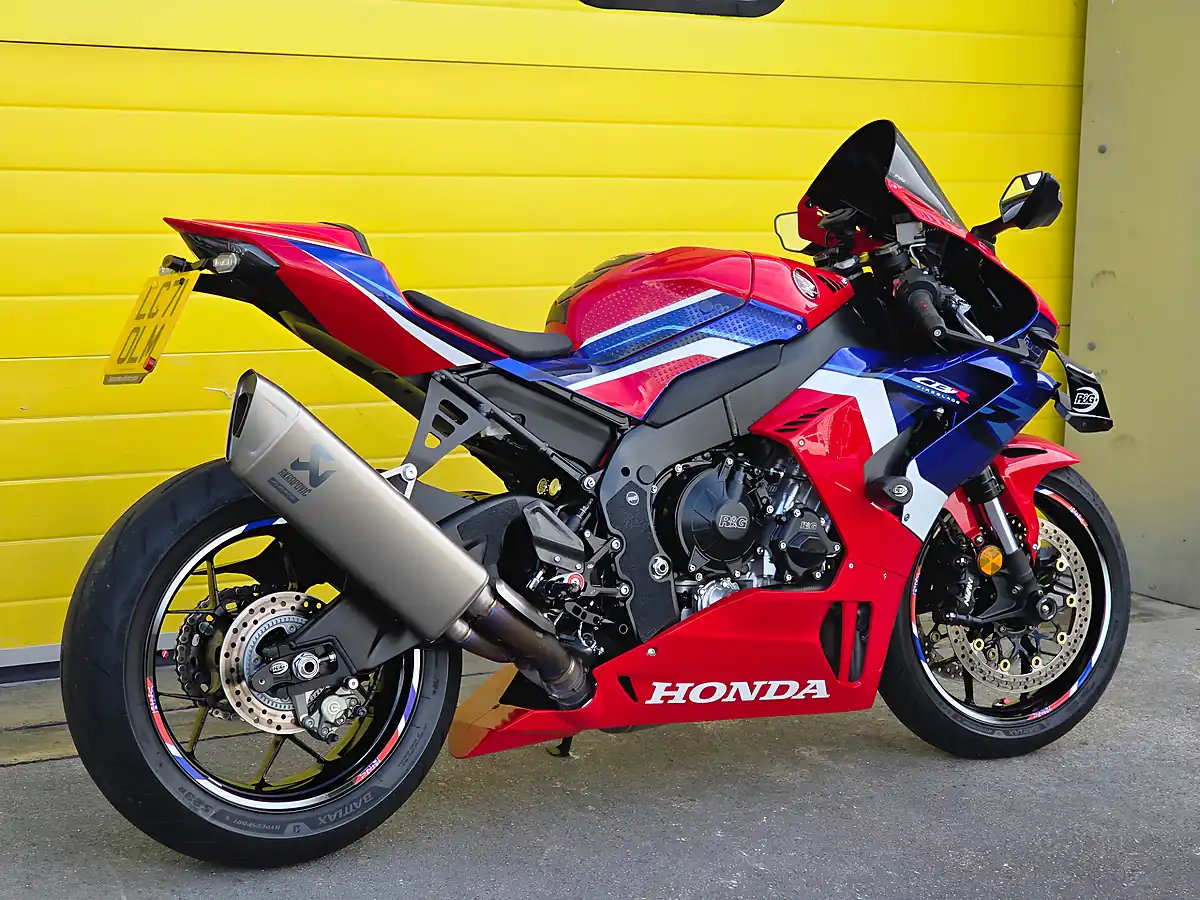 Used 2021 Honda CBR1000RR-R Fireblade Red - Interior and Exterior details 4