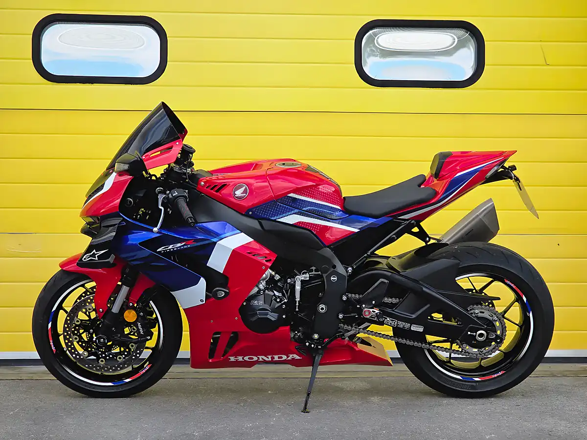 Used 2021 Honda CBR1000RR-R Fireblade Red - Interior and Exterior details 5