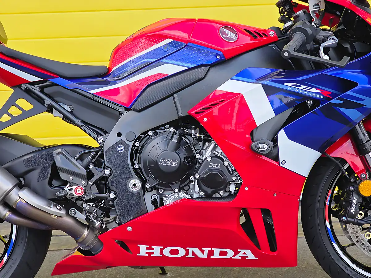 Used 2021 Honda CBR1000RR-R Fireblade Red - Interior and Exterior details 9