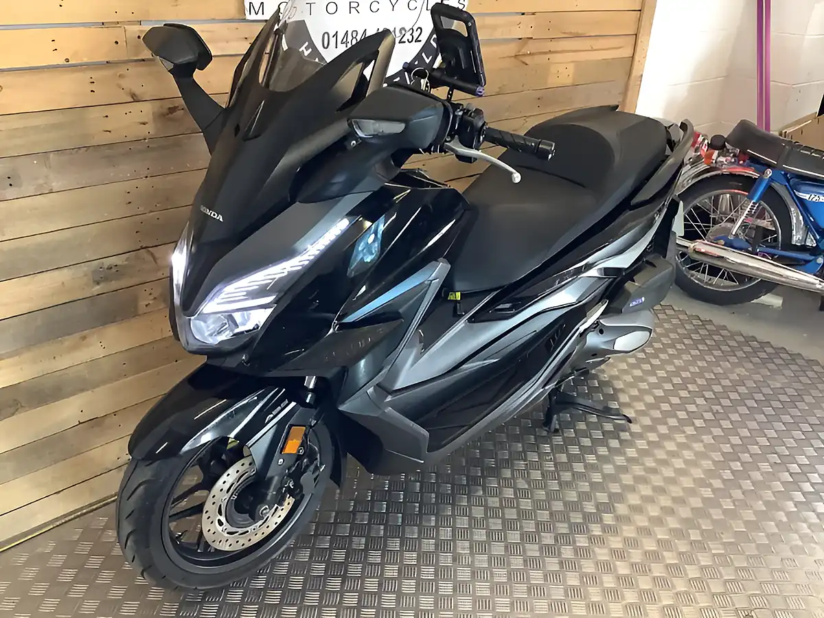 Used 2021 Honda Forza Maxi Black - Interior and Exterior details 3