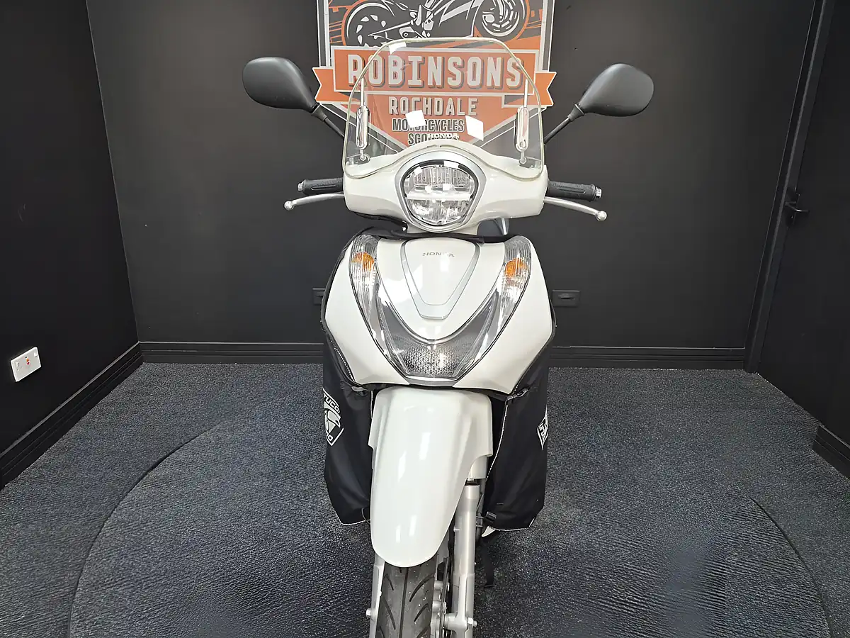 Used 2021 Honda SH125 White - Interior and Exterior details 5