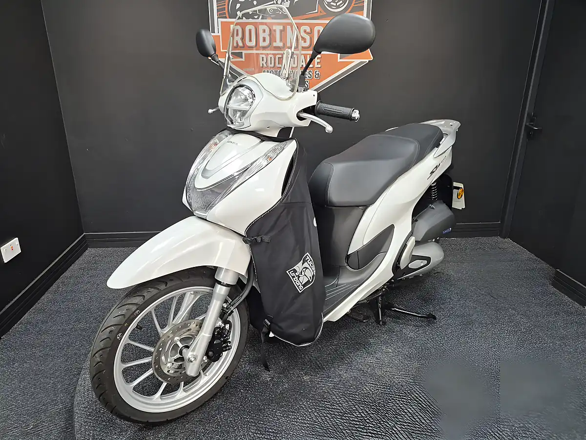 Used 2021 Honda SH125 White - Interior and Exterior details 6
