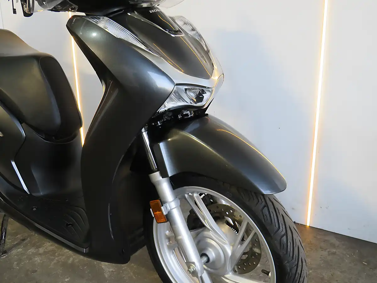 Used 2021 Honda SH125I Grey - Interior and Exterior details 16