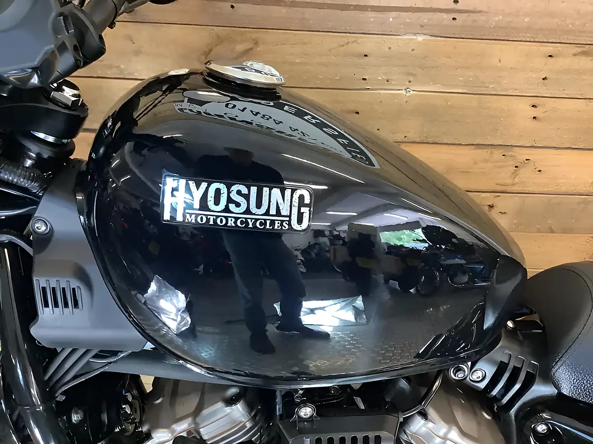 Used 2021 Hyosung Gv S Aquila Black - Interior and Exterior details 10