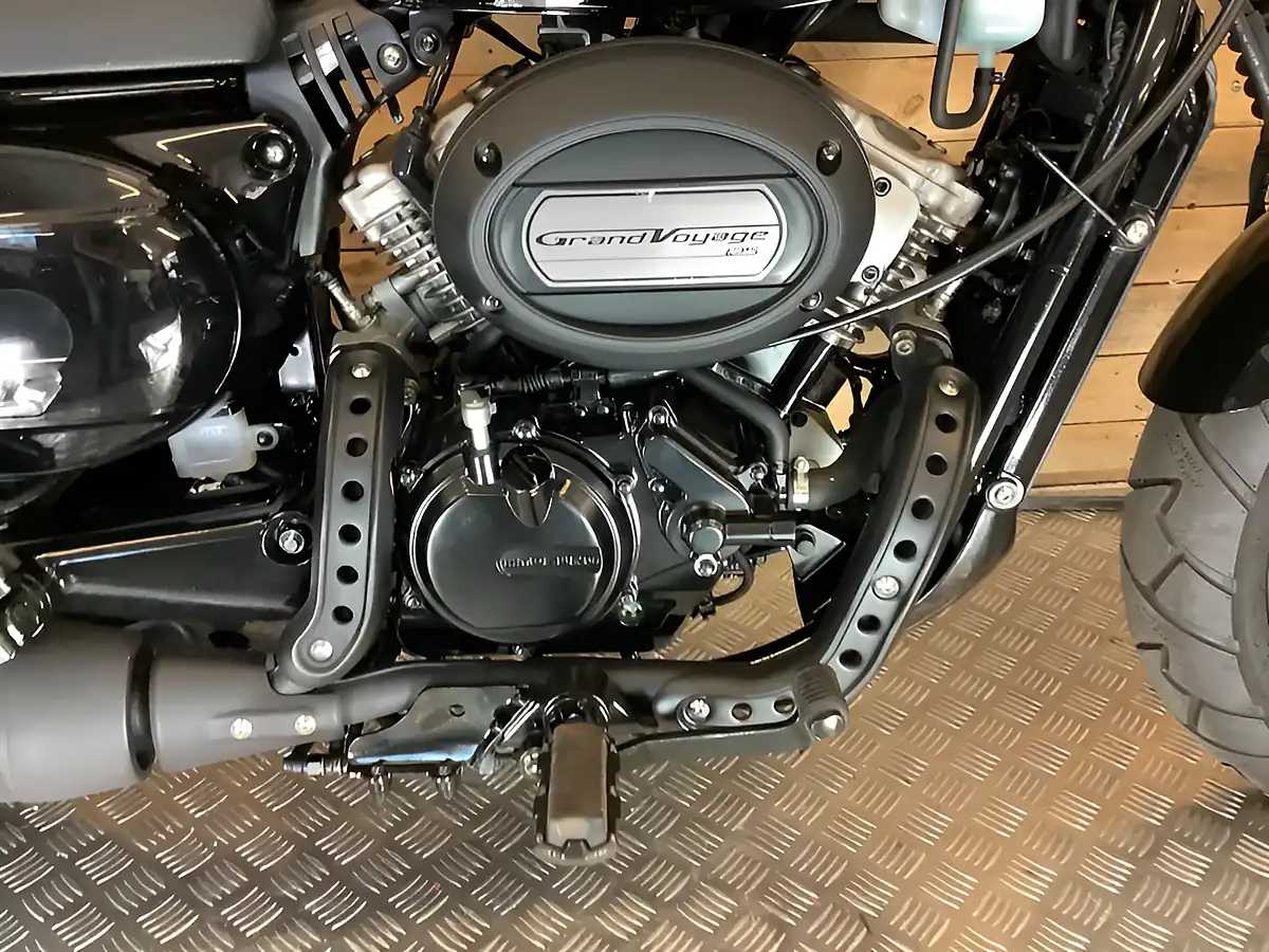Used 2021 Hyosung Gv S Aquila Black - Interior and Exterior details 16