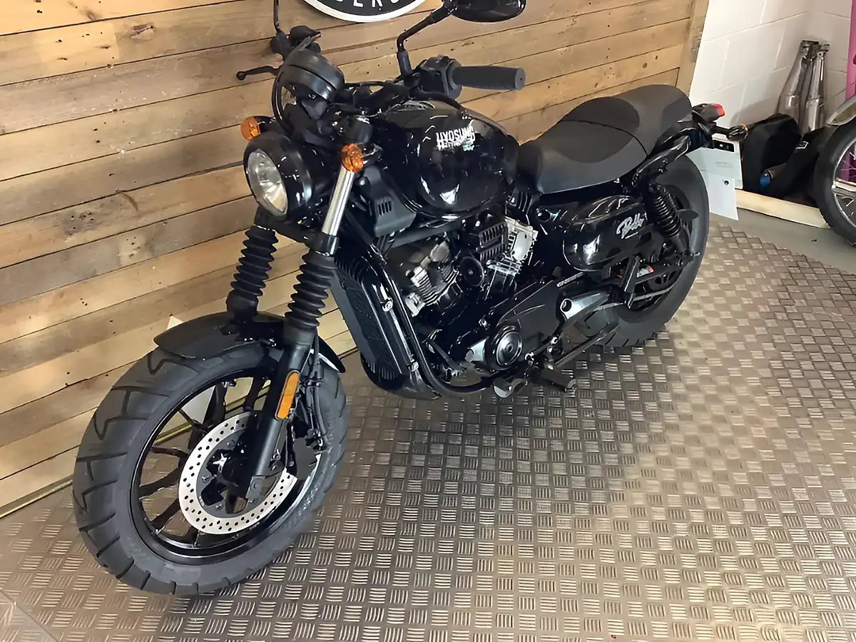 Used 2021 Hyosung Gv S Aquila Black - Interior and Exterior details 3